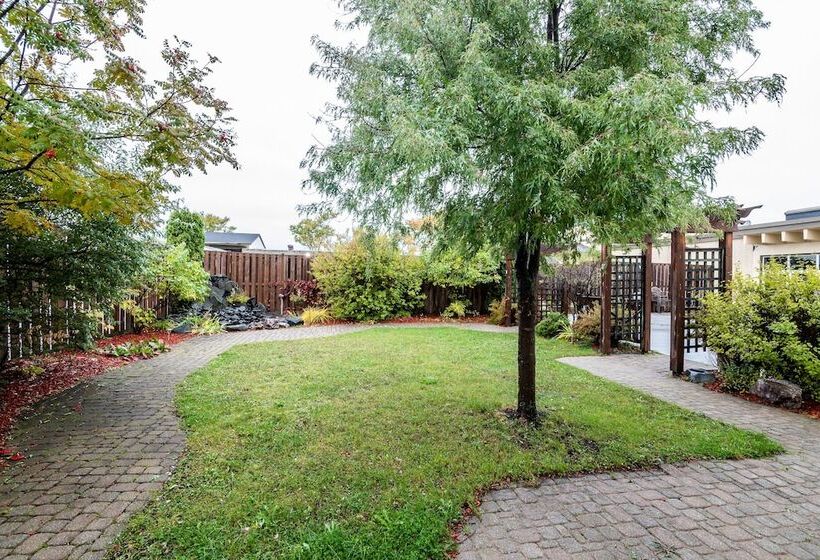 Hotel Ramada By Wyndham Thunder Bay Airlane