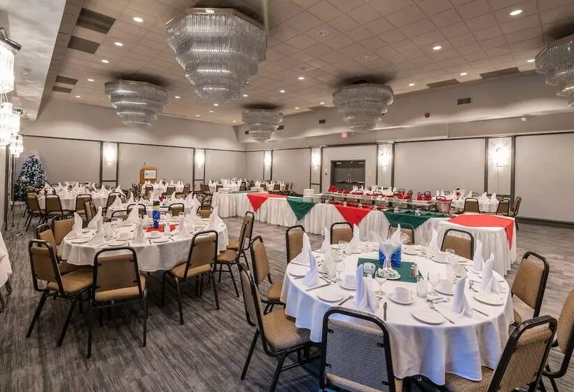 Hotel Ramada By Wyndham Thunder Bay Airlane