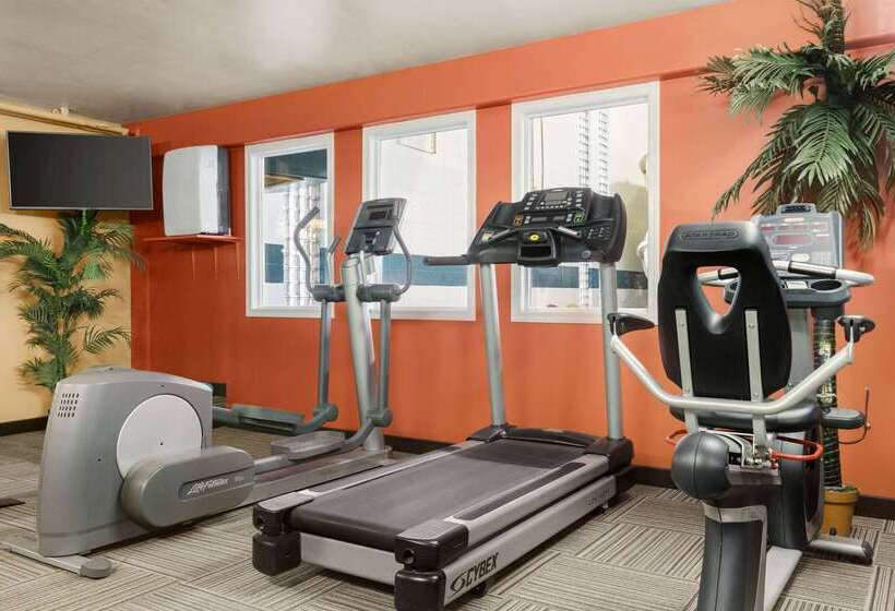 هتل Travelodge By Wyndham Lloydminster