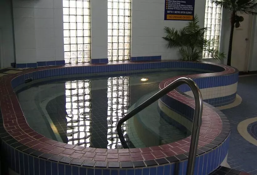 فندق Travelodge By Wyndham Lloydminster