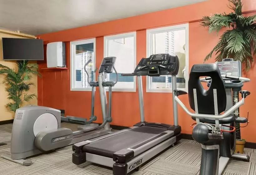 فندق Travelodge By Wyndham Lloydminster