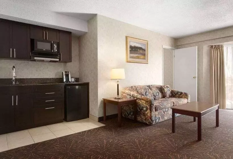 فندق Travelodge By Wyndham Lloydminster