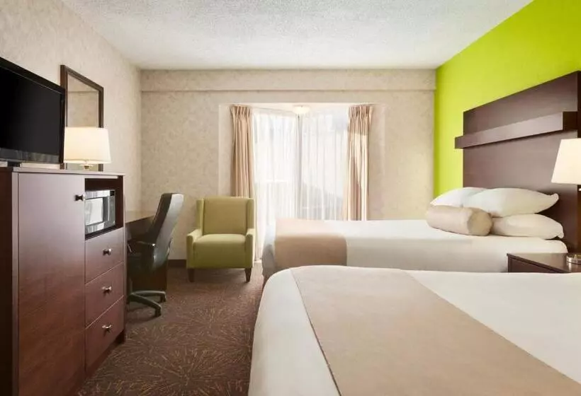 فندق Travelodge By Wyndham Lloydminster