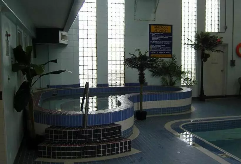 فندق Travelodge By Wyndham Lloydminster