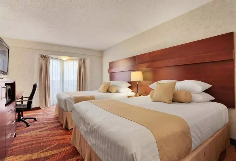 فندق Travelodge By Wyndham Lloydminster