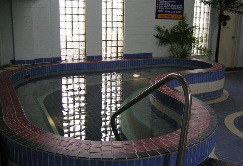 هتل Travelodge By Wyndham Lloydminster