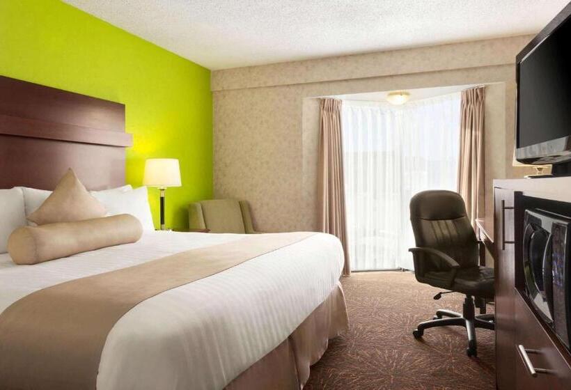 هتل Travelodge By Wyndham Lloydminster