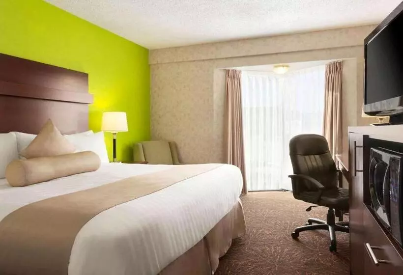 فندق Travelodge By Wyndham Lloydminster