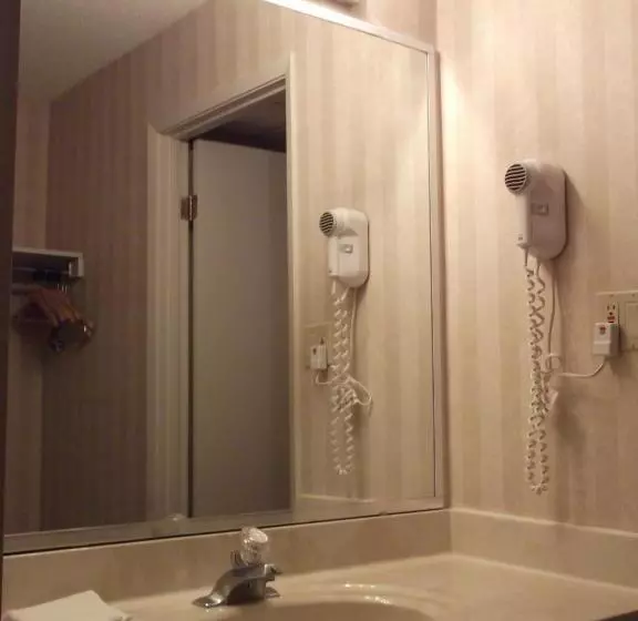 فندق Travelodge By Wyndham Niagara Falls Lundys Lane