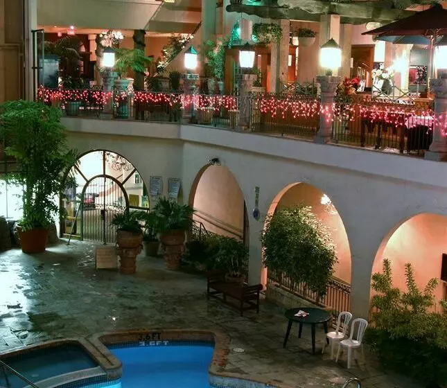 Pacific Inn Resort Hotel & Conference Centre