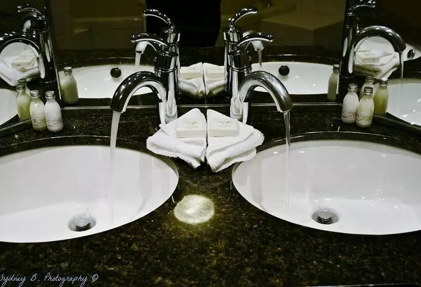 Pacific Inn Resort Hotel & Conference Centre