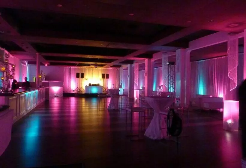 Pacific Inn Resort Hotel & Conference Centre