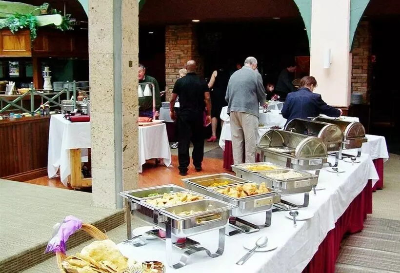 Pacific Inn Resort Hotel & Conference Centre