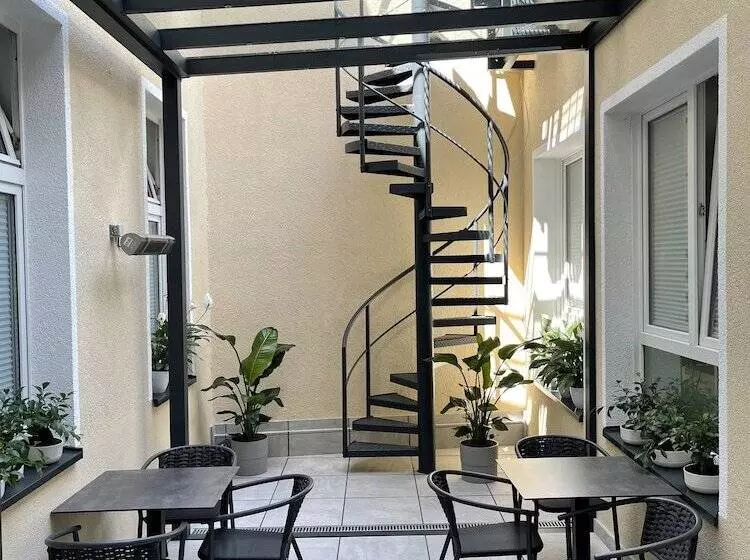 Palm Premium Hotel & Apartments