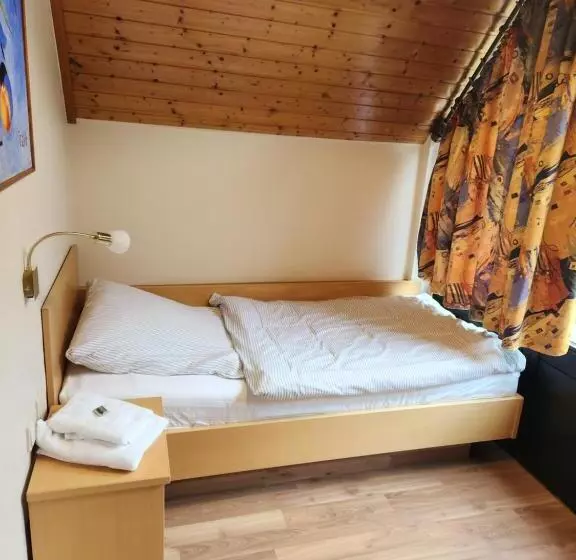 בית מלון כפרי Strand Café