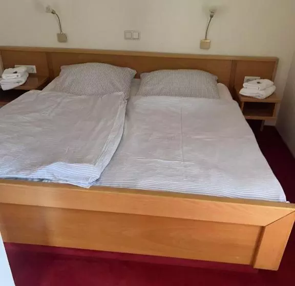 בית מלון כפרי Strand Café