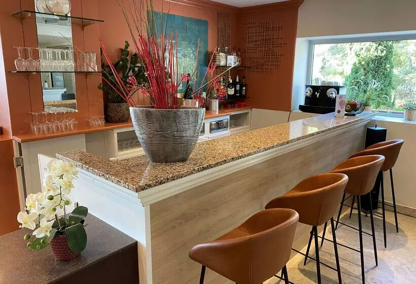 Отель Best Western Plus Hôtel La Rade