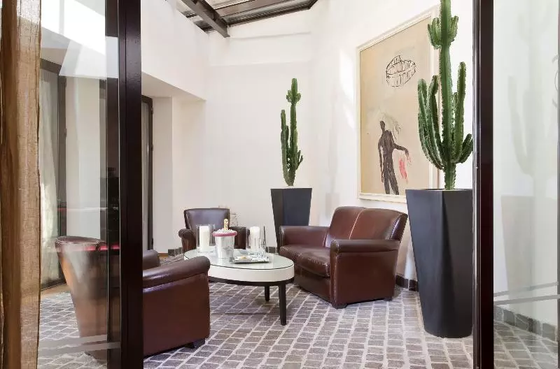 ホテル Hôtel Le Colisée