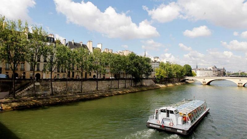 هتل Hôtel Des Deux Iles Notre Dame