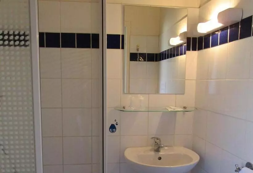 Отель Hôtel Des Poètes Avec Parking Sur Réservation