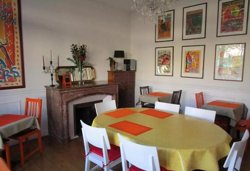 Отель Hôtel Des Poètes Avec Parking Sur Réservation