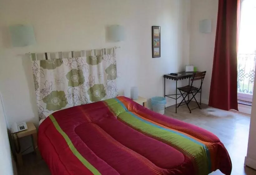 Отель Hôtel Des Poètes Avec Parking Sur Réservation