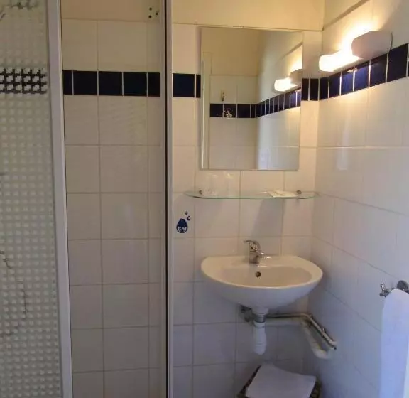 Отель Hôtel Des Poètes Avec Parking Sur Réservation