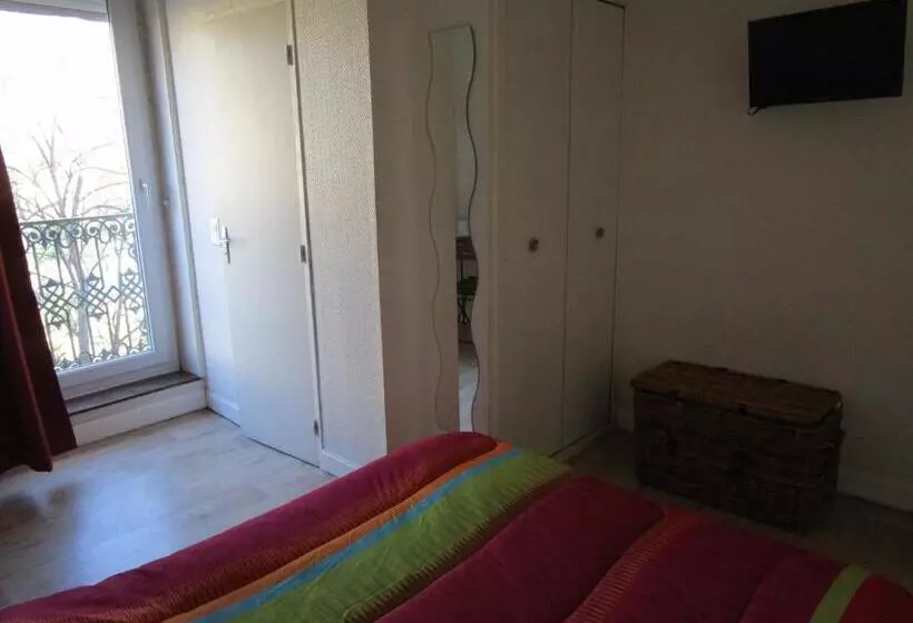 Отель Hôtel Des Poètes Avec Parking Sur Réservation