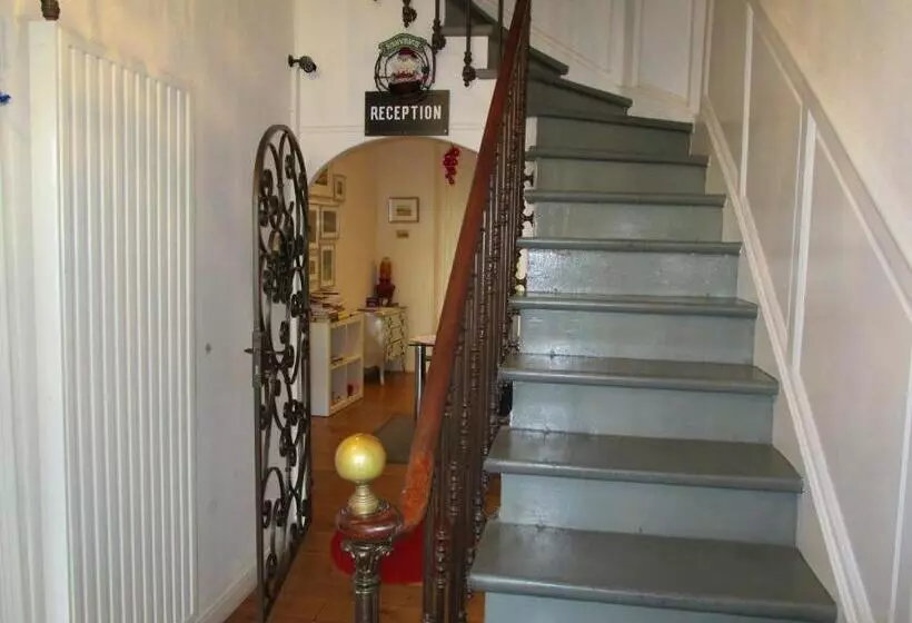 Отель Hôtel Des Poètes Avec Parking Sur Réservation