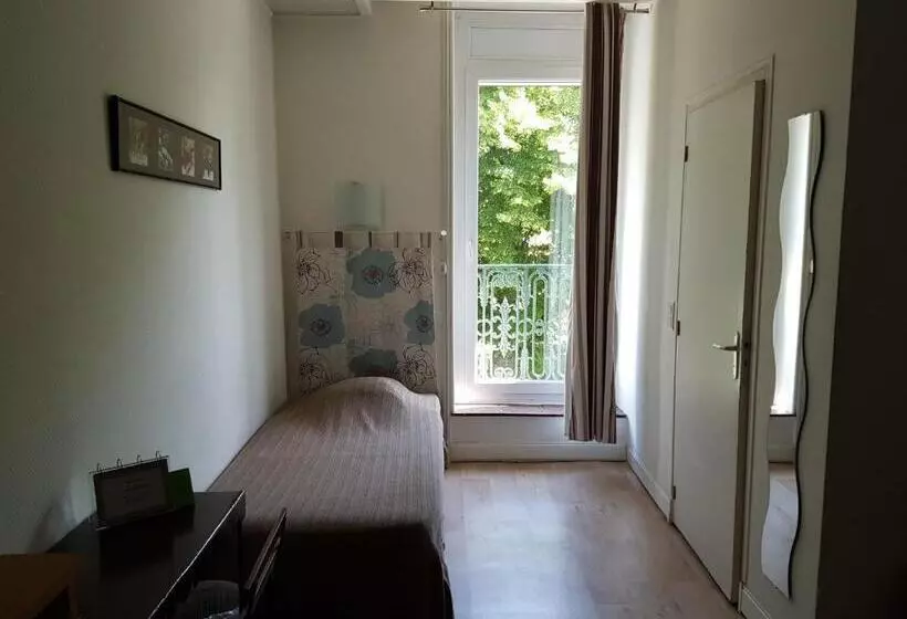 Отель Hôtel Des Poètes Avec Parking Sur Réservation