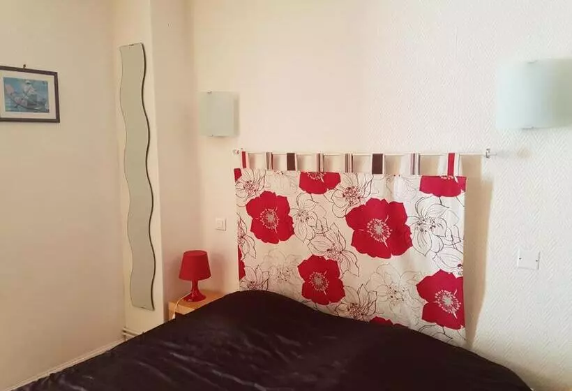 Отель Hôtel Des Poètes Avec Parking Sur Réservation