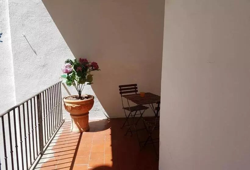 Отель Hôtel Des Poètes Avec Parking Sur Réservation