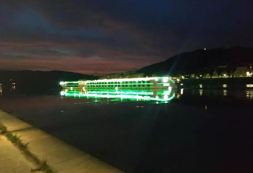 בית מלון כפרי Le Chateau