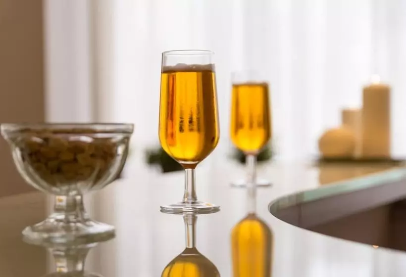 ホテル The Originals City, Hôtel Frisia, Beaulieusurmer