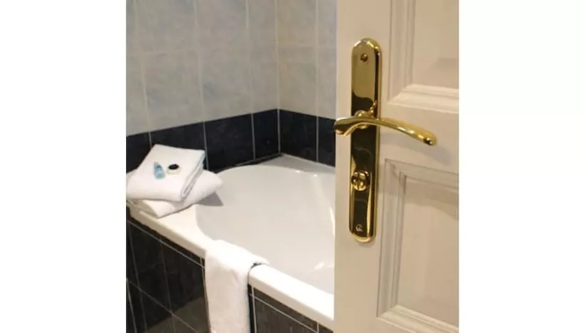 ホテル The Originals City, Hôtel Frisia, Beaulieusurmer