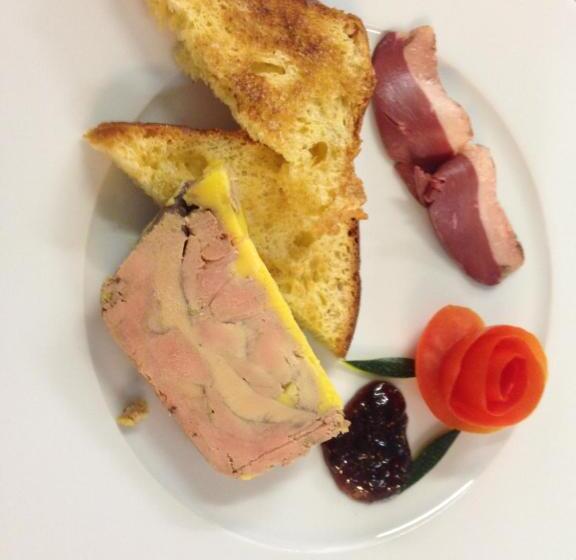 هتل Logis Le Petit Trianon