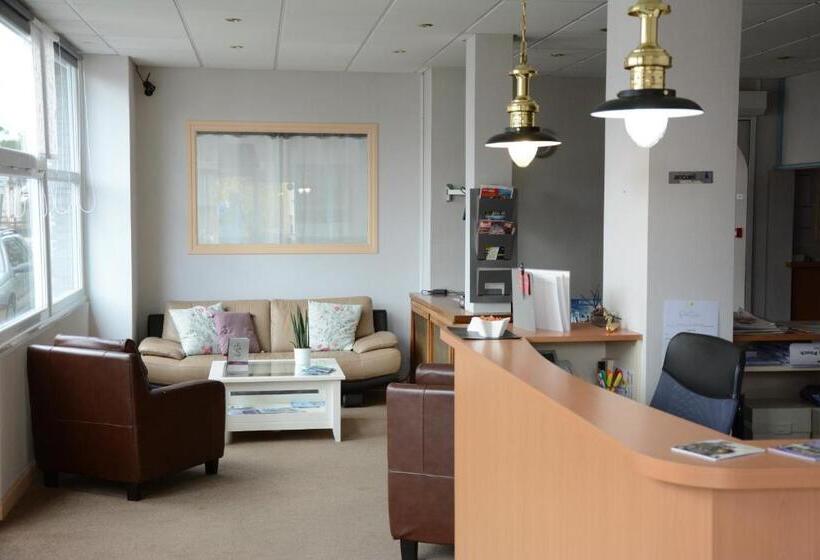 هتل Logis Le Petit Trianon