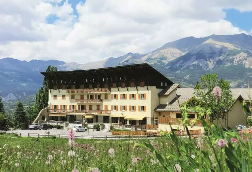 هتل Hôtel Soleil Des Neiges