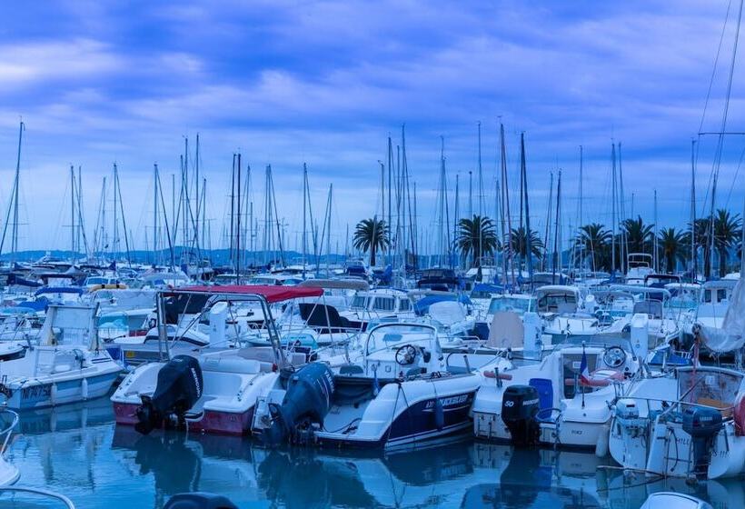 בית מלון כפרי The Originals City, Hôtel Galaxie, Nice Aéroport