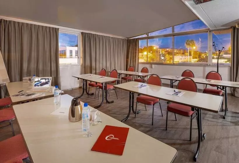 בית מלון כפרי The Originals City, Hôtel Galaxie, Nice Aéroport