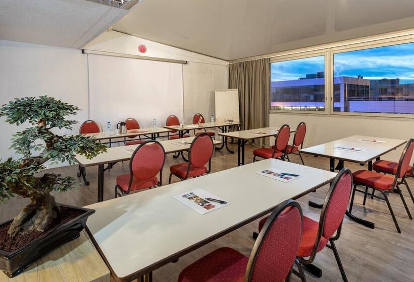 בית מלון כפרי The Originals City, Hôtel Galaxie, Nice Aéroport