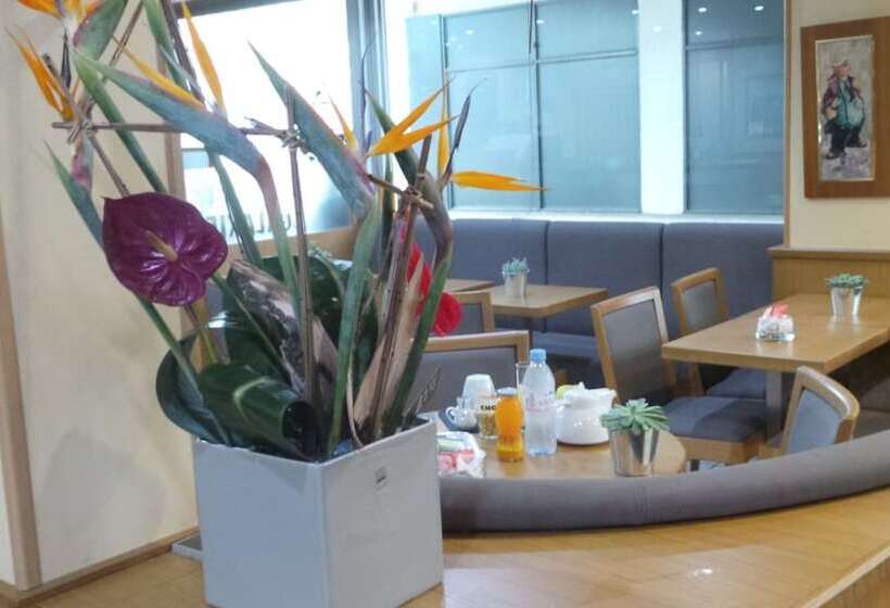 בית מלון כפרי The Originals City, Hôtel Galaxie, Nice Aéroport