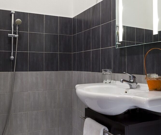 בית מלון כפרי The Originals City, Hôtel Galaxie, Nice Aéroport