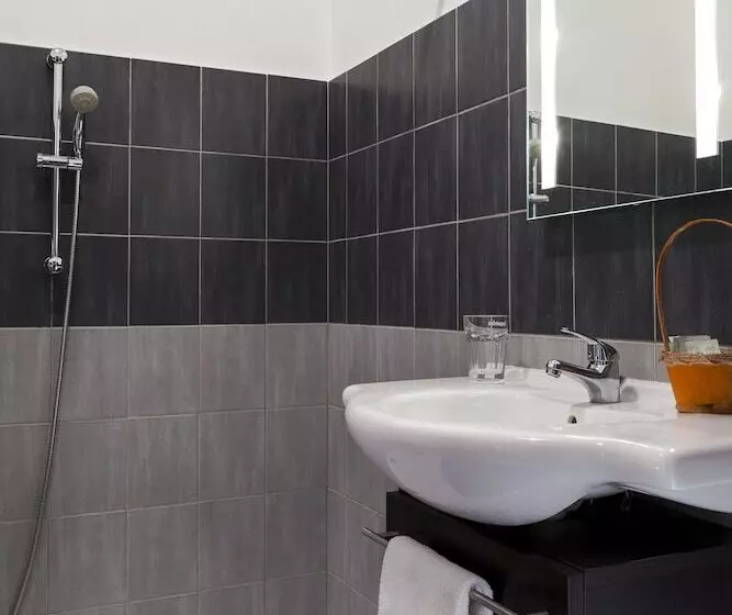 בית מלון כפרי The Originals City, Hôtel Galaxie, Nice Aéroport