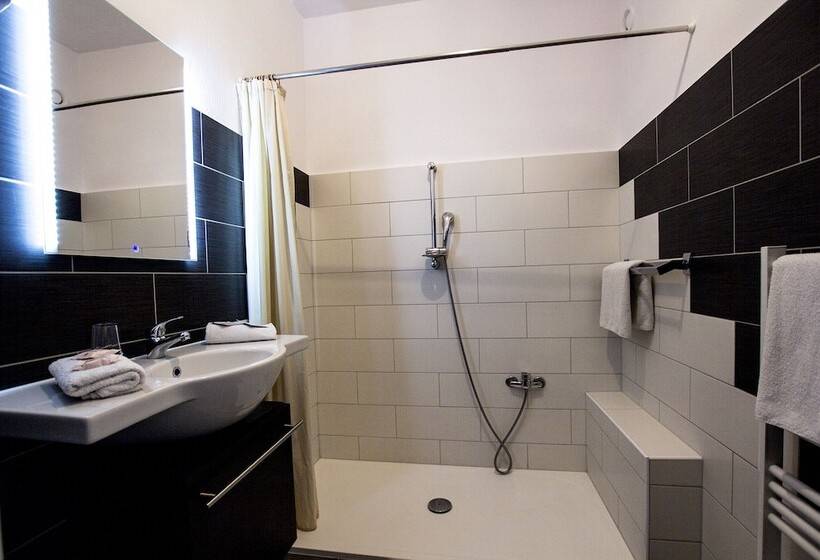 בית מלון כפרי The Originals City, Hôtel Galaxie, Nice Aéroport