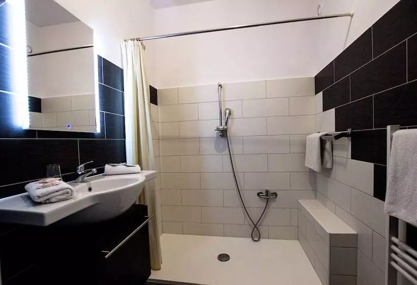 בית מלון כפרי The Originals City, Hôtel Galaxie, Nice Aéroport