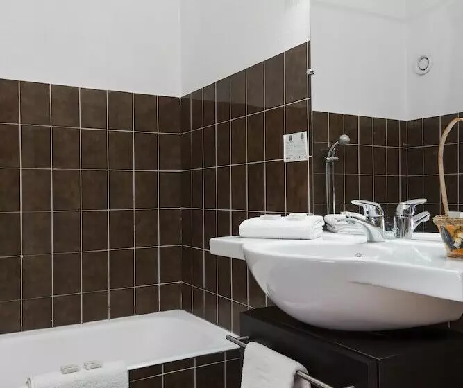 בית מלון כפרי The Originals City, Hôtel Galaxie, Nice Aéroport