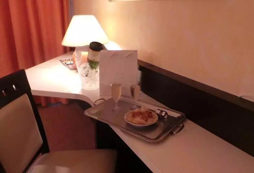 בית מלון כפרי The Originals City, Hôtel Galaxie, Nice Aéroport