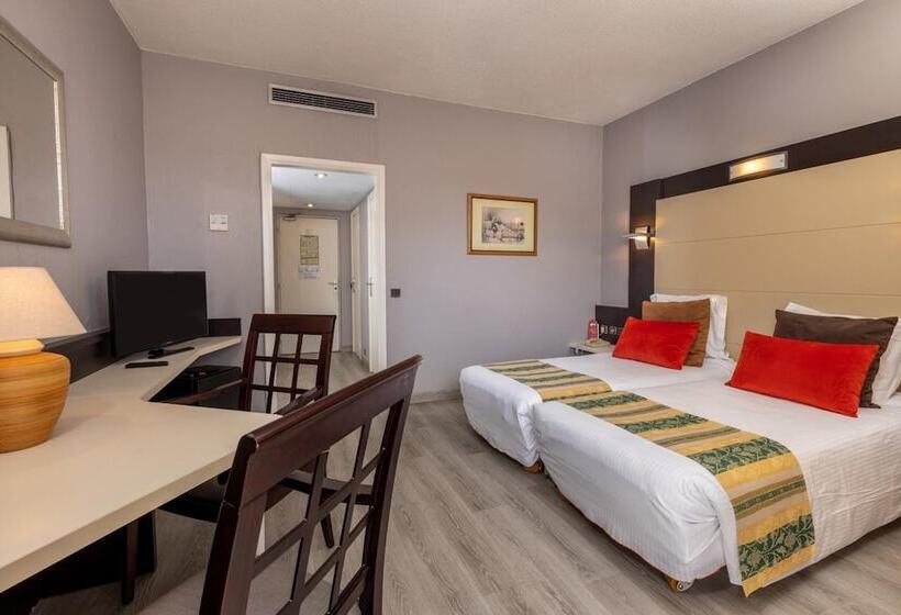 בית מלון כפרי The Originals City, Hôtel Galaxie, Nice Aéroport