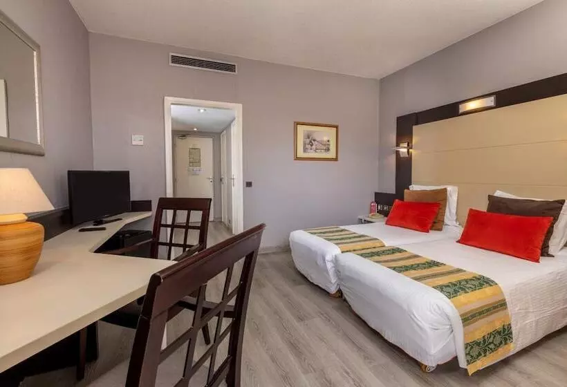 בית מלון כפרי The Originals City, Hôtel Galaxie, Nice Aéroport